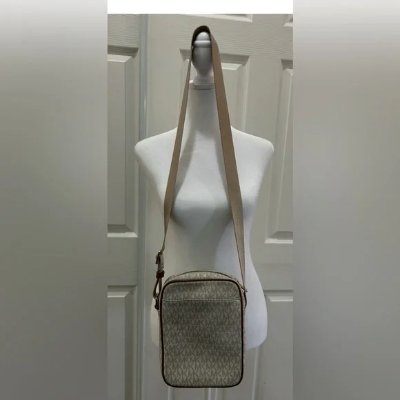 MICHAEL KORS JET SET Crossbody Bag. Pre Owned. - Picture 3 of 6